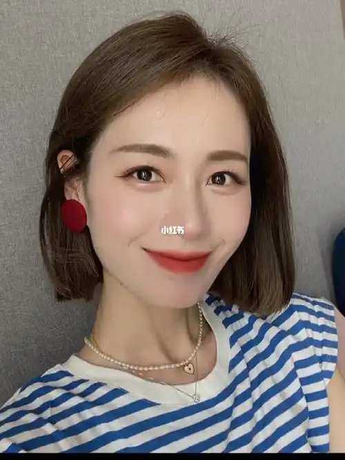 那么我们可以在长度上稍微其间,并不会特别的中性,而直发又代表着女生