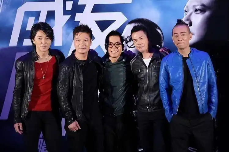 年陈小春和郑伊健,谢天华等人以"岁月友情"为命名的组合活跃在舞台上