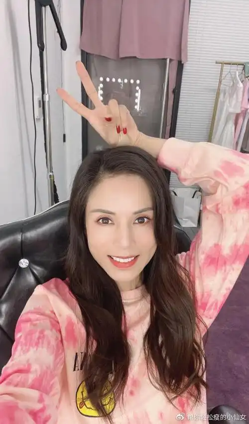 "姑姑"李若彤驻颜有术,素颜如少女,自曝曾恋"过儿"古天乐