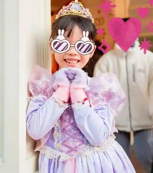 伊能静婆婆带孙女上课,小米粒正脸照曝光,五官似爸爸公主范十足_孩子