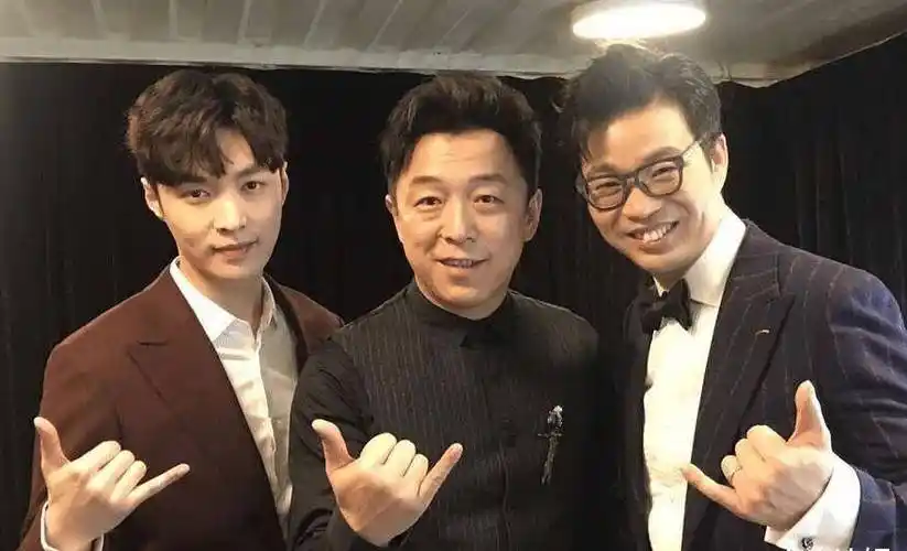 "男人帮"为张艺兴庆生,黄磊第一个发文祝福,孙红雷的称呼亮了_哥哥