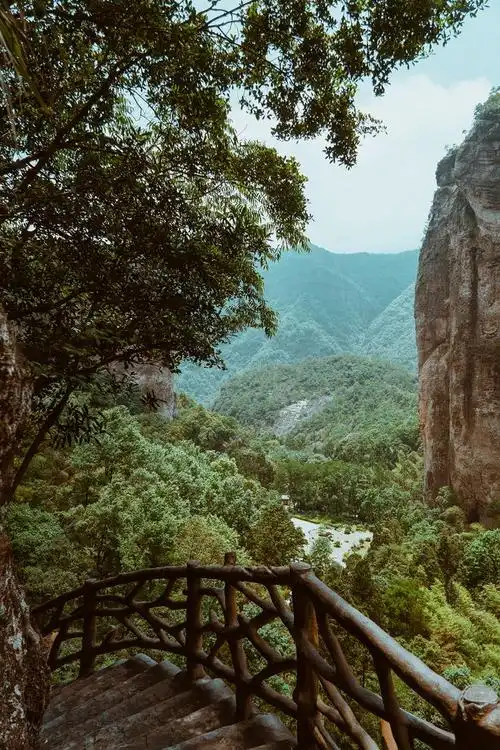 小龙女纵身一跃的断肠崖