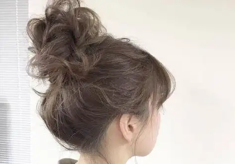 国字脸女生空气刘海扎丸子头发型空气刘海,能够对脸型的修饰效果更好.