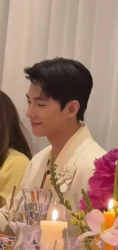 见到杨洋本人了颜值真没得挑眉清目秀风度翩翩完全不油腻