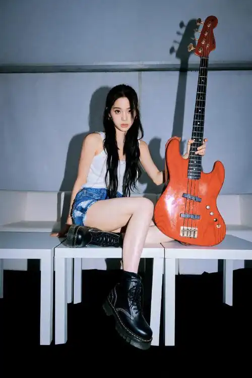 欧阳娜娜摇滚范儿穿搭造型分享,白色修身背心搭配牛仔短裤简单显身材