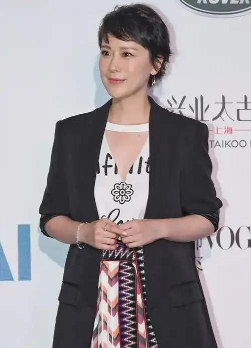 海清中年发福明显,怼脸拍鱼尾纹都没遮,不觉得老反而真实!