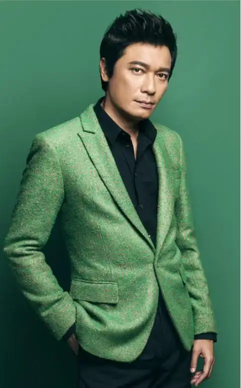 罗嘉良曾经号称穿西装最帅的香港男演员,曾三夺视帝,tvb一哥,如今在