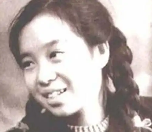 容嬷嬷扮演者李明启年轻照片曝光扎着麻花辫清纯可人