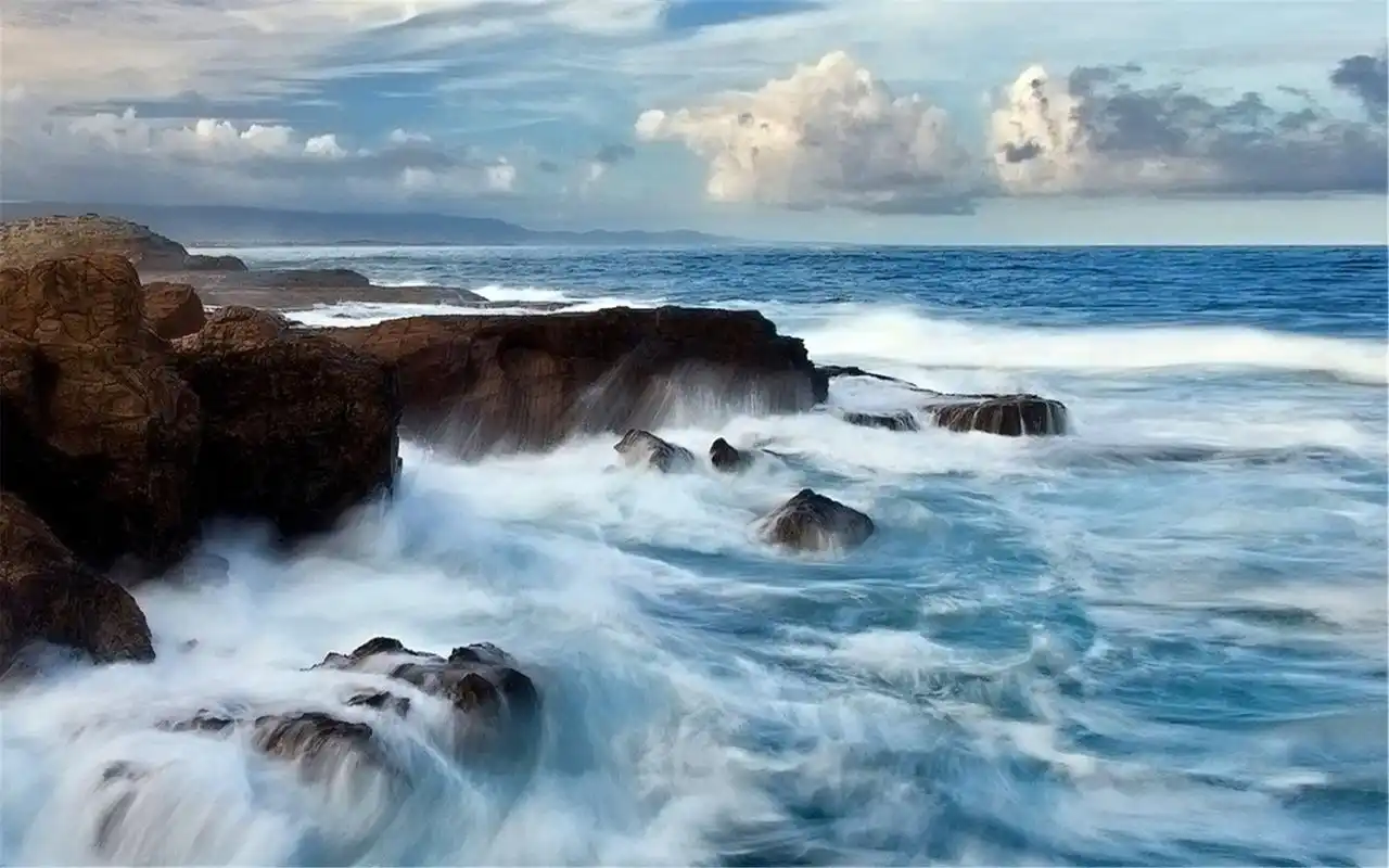 蓝色的大海沙滩高清桌面壁纸