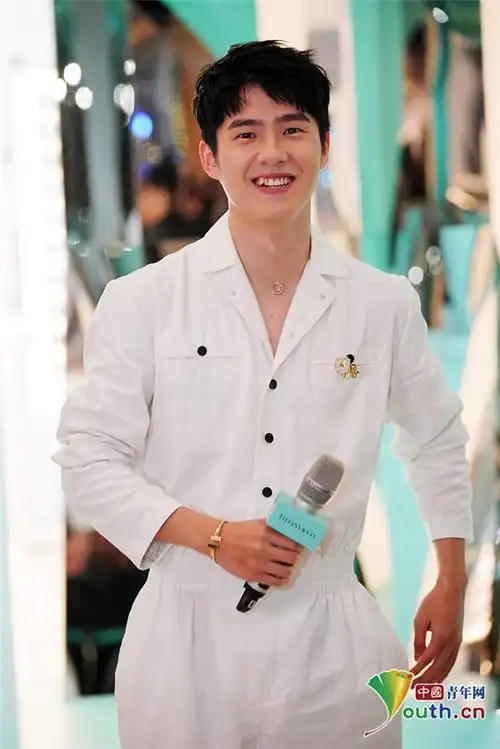 刘昊然一身白装亮相 灿笑露小虎牙可爱又帅气_娱乐频道_中国青年网
