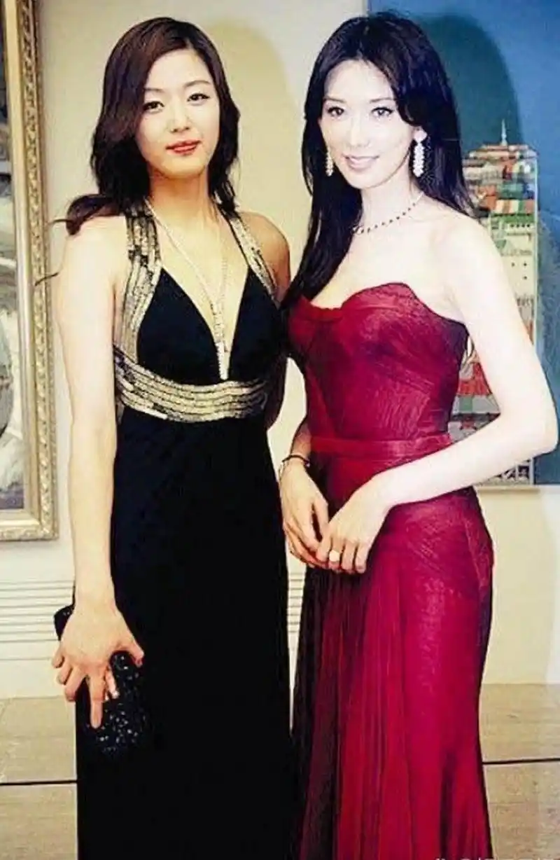 全智贤和林志玲差不多高,两个人气质不相上下啊!