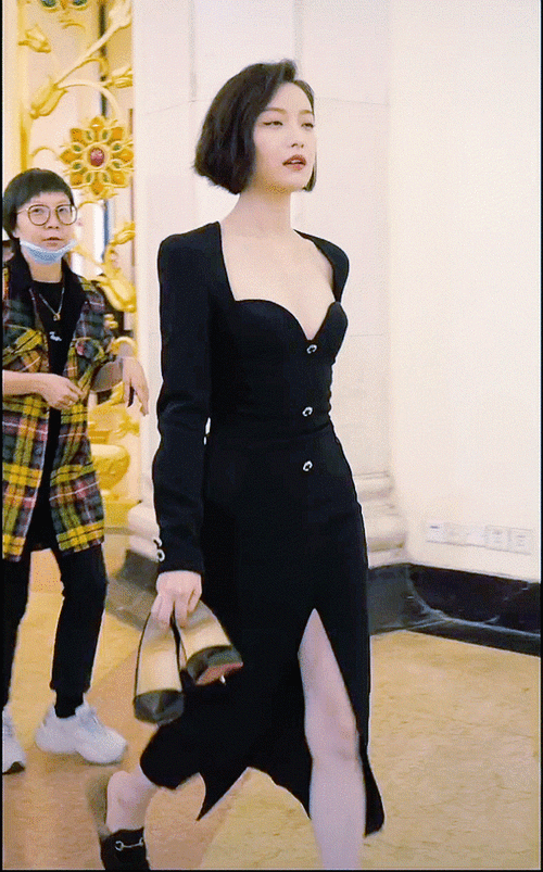 倪妮拎着高跟鞋下班平底鞋穿出两米八的气质太绝了