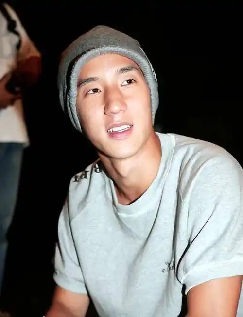 39岁房祖名近照曝光,开200万豪车违规停放,抽高档雪茄表情享受_友人