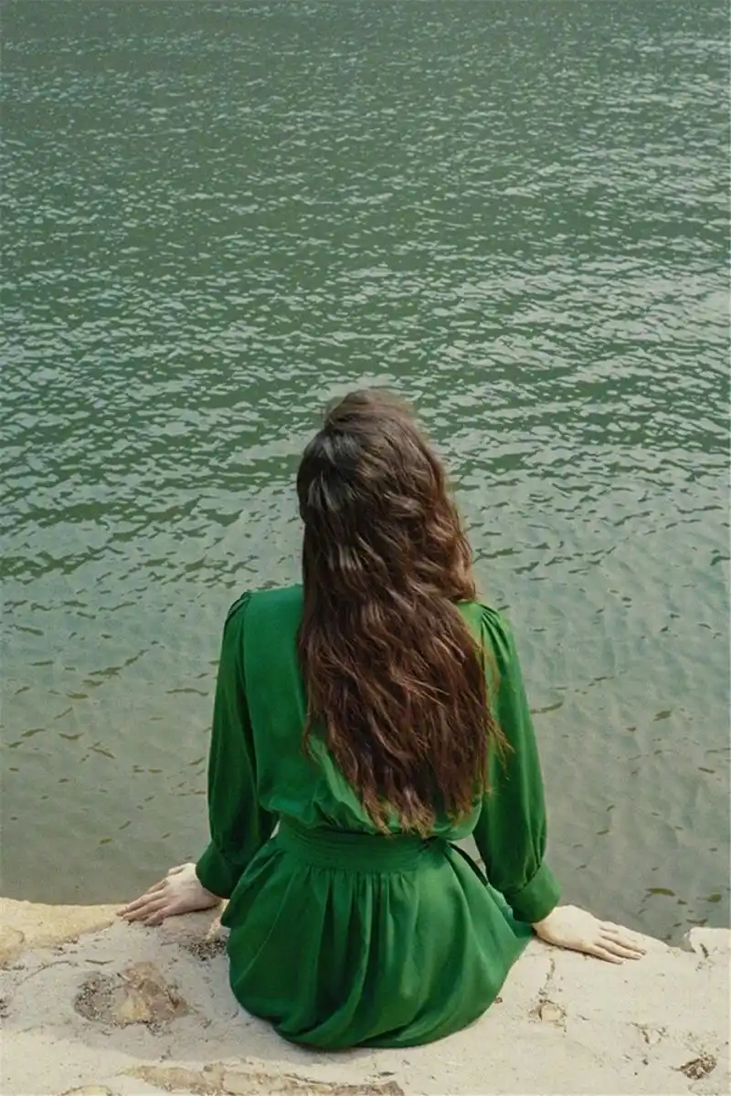 相比于寻常所见毫无新意的"比耶"式游客照,反而像何穗这样以背影出镜