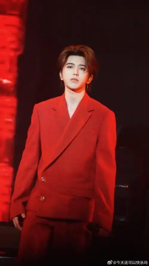 9492新加坡的这套红衣造型深得我心spotlight-蔡徐坤#蔡徐坤#hug