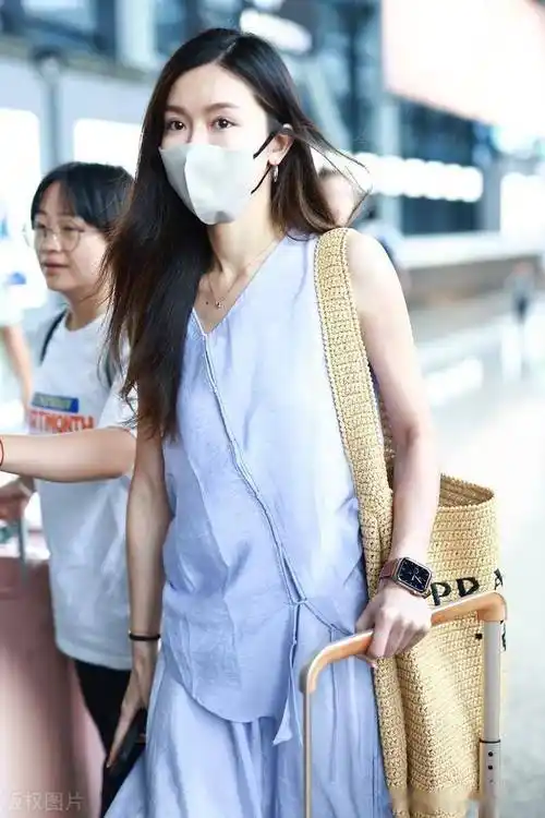 街拍:文咏珊紫色亚麻背心 紫色亚麻半裙 小白鞋清凉休闲