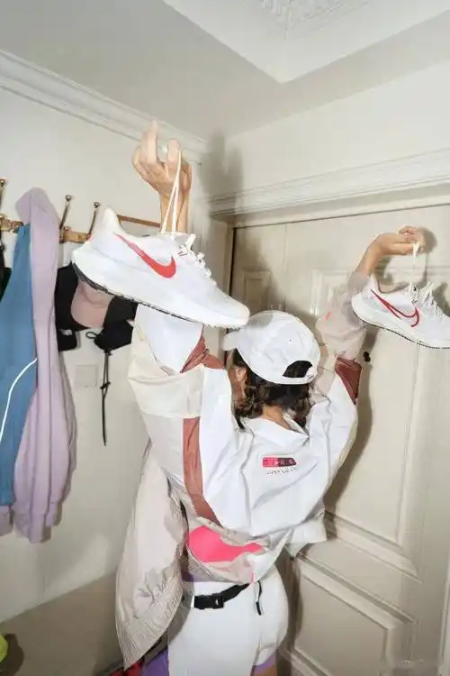 女飞人晒热辣露腰装美翻屏幕 肚脐处梅花鹿纹身已经彻底消失_葛曼棋