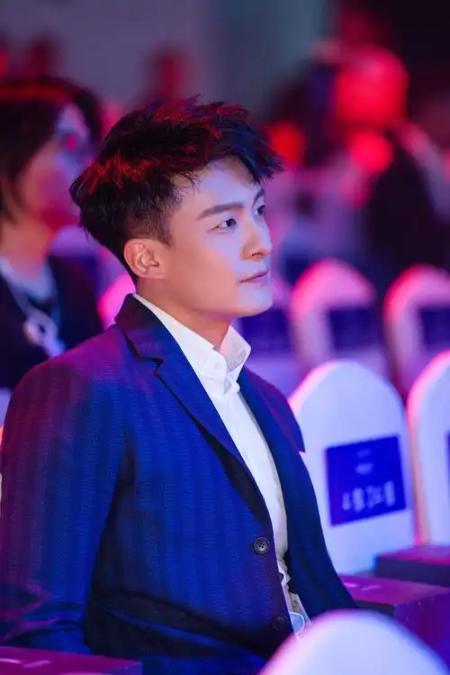 孙艺洲携"欢乐天团"笑闹发布会 "躺"戏成新剧笑点