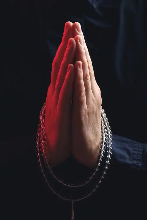 这名男子双手合十,做着合十祈祷的手势.