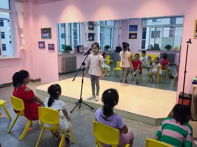 小嗳小主持人口才表演课上的孩子们「新教室,新环境」