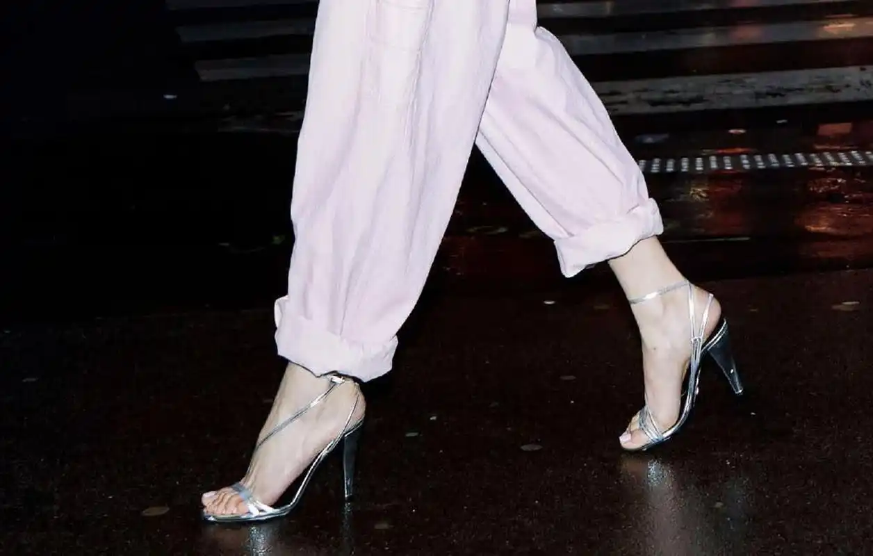 宋佳高跟凉鞋,如晨曦中的露珠,晶莹剔透.