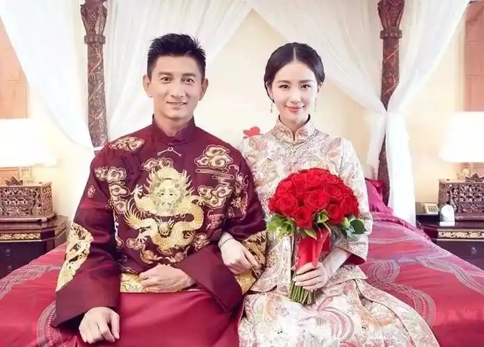 最常见的例子,就是各种明星婚礼上的定制囍袍了.