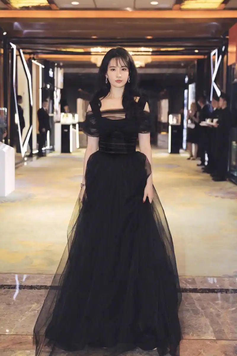 原创32岁刘亦菲少女感十足,橘色西服配本身裙超减龄,果然是神仙姐姐