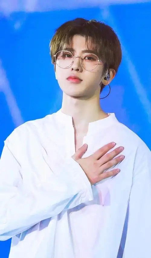 蔡徐坤金丝眼镜帅气阳光时尚写真,图片大全,高清,图库-回车桌面