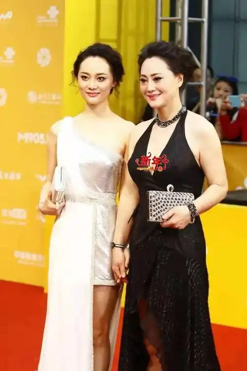 宋佳一袭挂脖裙携女儿张楚楚同台亮相经典的黑白组合真吸睛