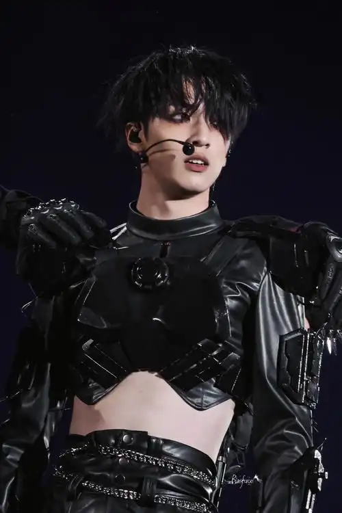 严浩翔solo舞台露腰