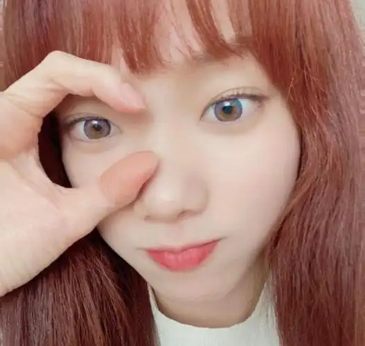 李圣经最喜欢蓝色的彩色隐形眼镜发布神秘自拍