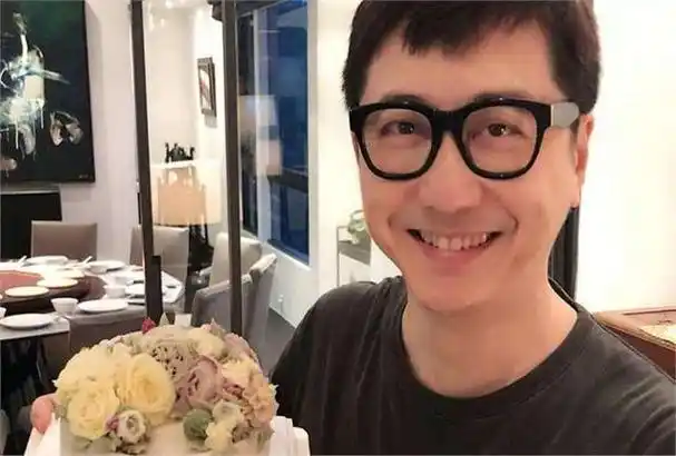 现在的庾澄庆不仅享受着幸福的家庭生活,还与前妻伊能静保持
