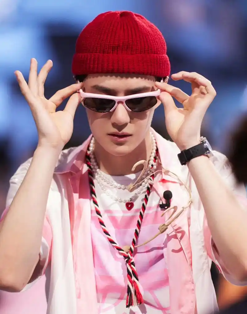 戴墨镜照镜子的酷小汁一枚吖 #王一博