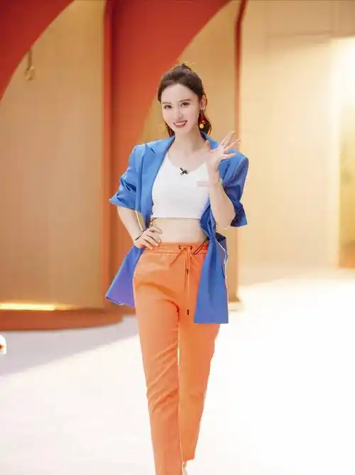 张萌夫妇同框显恩爱,同穿休闲t恤亲密合照,ceo老公斯文年轻_上衣_外套