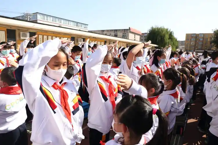 城北中心三街小学召开"我与祖国共成长 争做新时代好队员"少先队建队