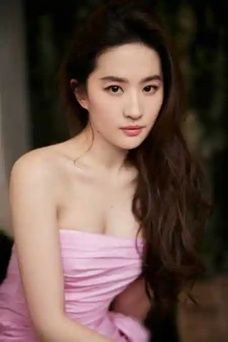 不要清纯了刘亦菲拍被骂低俗玩擦边胸为何惹争议