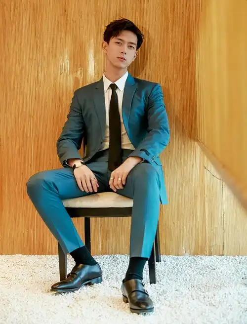 李现蓝色西装