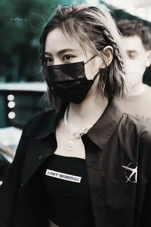 许佳琪短发脏辫俏皮灵动,搭配一身黑延续了她一向的酷女孩风格.