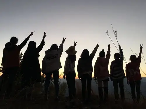 夕阳下,一群人在欢笑