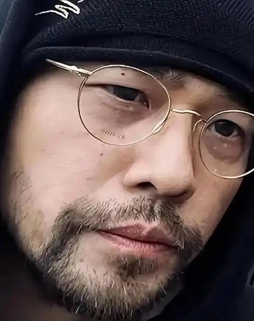 "周杰伦患强直性脊柱炎 近照弯腰驼背"事件给世人什么哲思?