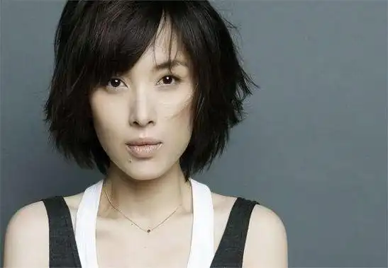 李佳:和富商离婚之后,二婚嫁给了初婚的靳东,高龄产子也幸福