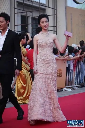 刘亦菲裸色抹胸长裙亮相红毯 盘发高贵大方