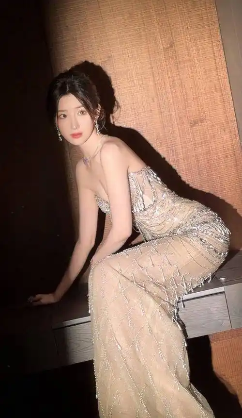 毛晓彤身穿鱼尾裙,展现了自己的曲线美,她的事业线很美,腰围比例也很