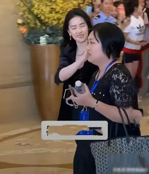 刘亦菲近照胖成了中年妇女路人镜头下的她脸大肩膀宽