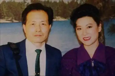 王馥荔一见钟情王群日久生情两人携手数年恩爱如初