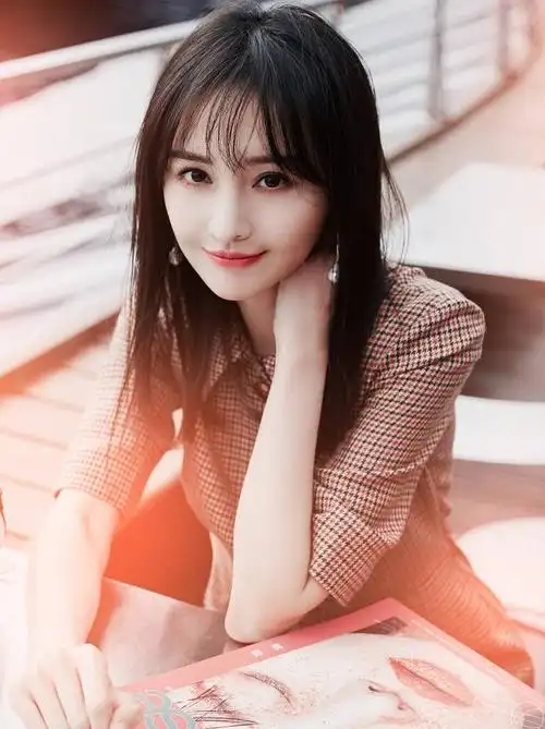 郑爽穿蓝色"美人鱼装"拍广告,当她侧身那一刻,身材瞬间a爆!