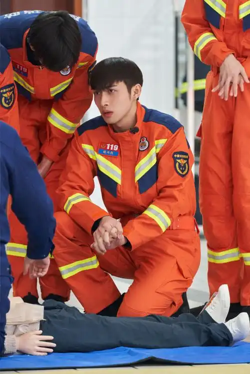 张彬彬说果然忘不了被叠被子支配的恐惧