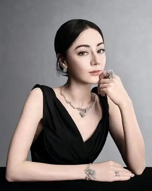 迪丽热巴珠宝大片,美丽动人,五官太立体了……|迪丽热巴|玫瑰_新浪