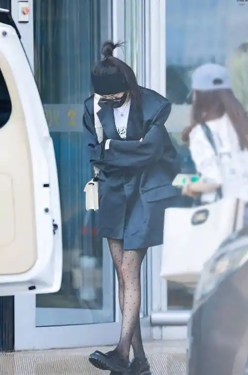 路人偶遇杨幂逛商场,真人被赞又瘦又白,衣服裤子成堆买超阔气_购物