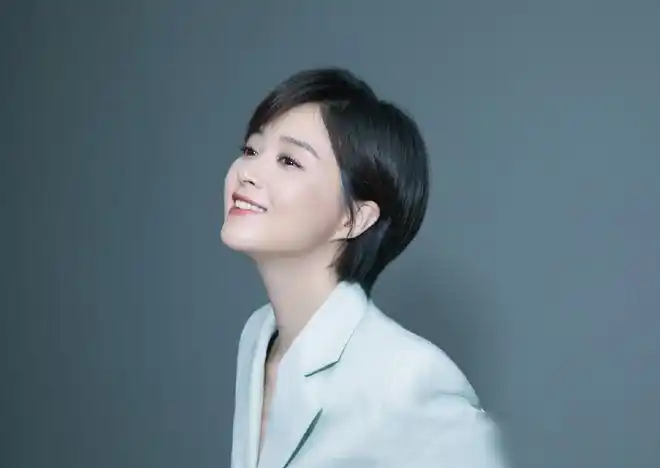 蒋欣减肥成功后还换了新发型短发配醉酒妆36岁美得太惊艳